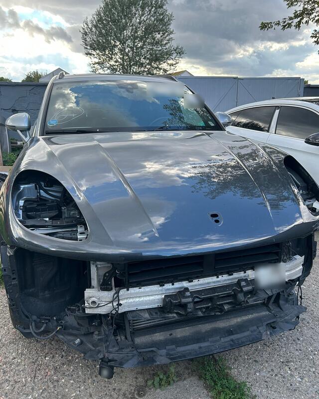 Серебристый Porsche Macan с разбитой передней частью после доставки из США